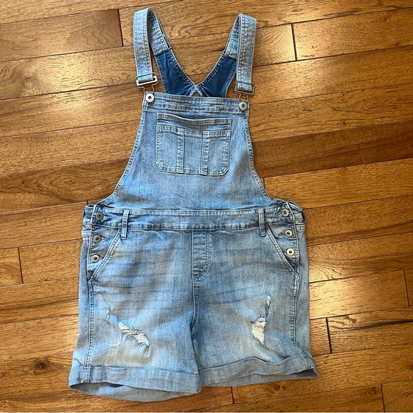 Torrid Stretch Denim
Jean Short Overalls. Distressed Cuffed Hem. Size 16 - Picture 5 of 9